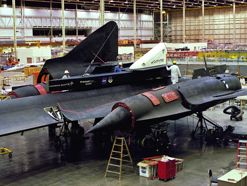 Illustration for article titled Fascinating photos reveal how they built the SR-71 Blackbird